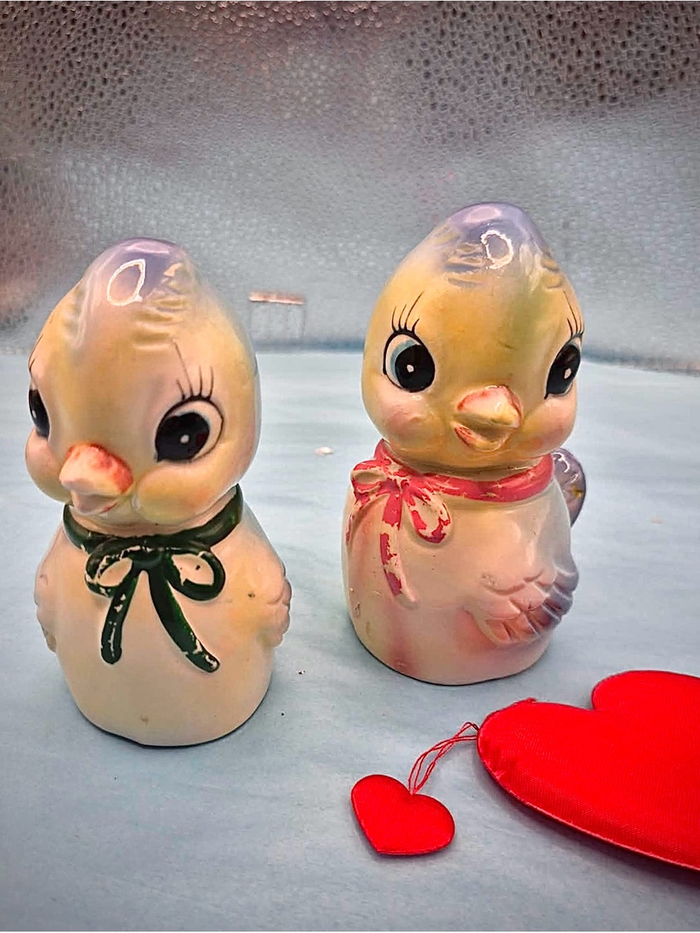 Vintage Kitschy MCM Kitchen Decor - Retro Chickadee Bird Salt & Pepper Shakers